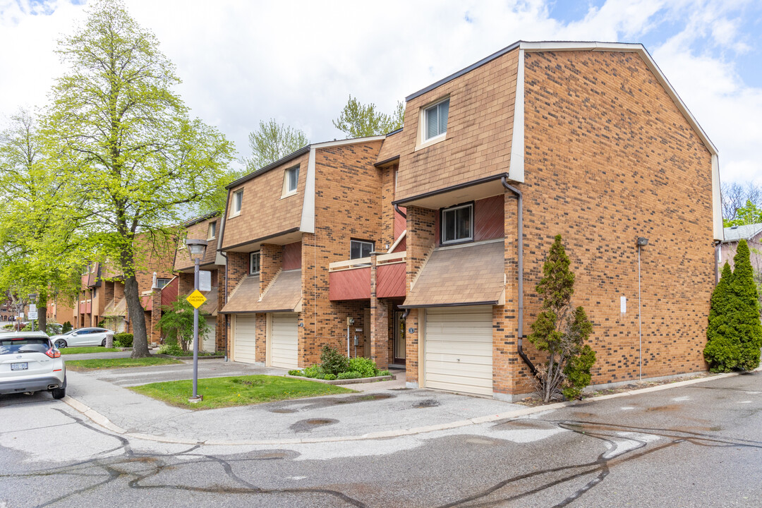 8 Bards Walkway in Toronto, ON - Building Photo