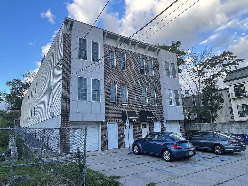 610 12th St in Union City, NJ - Building Photo