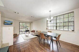 1938 Holly Hill Dr in Austin, TX - Foto de edificio - Building Photo