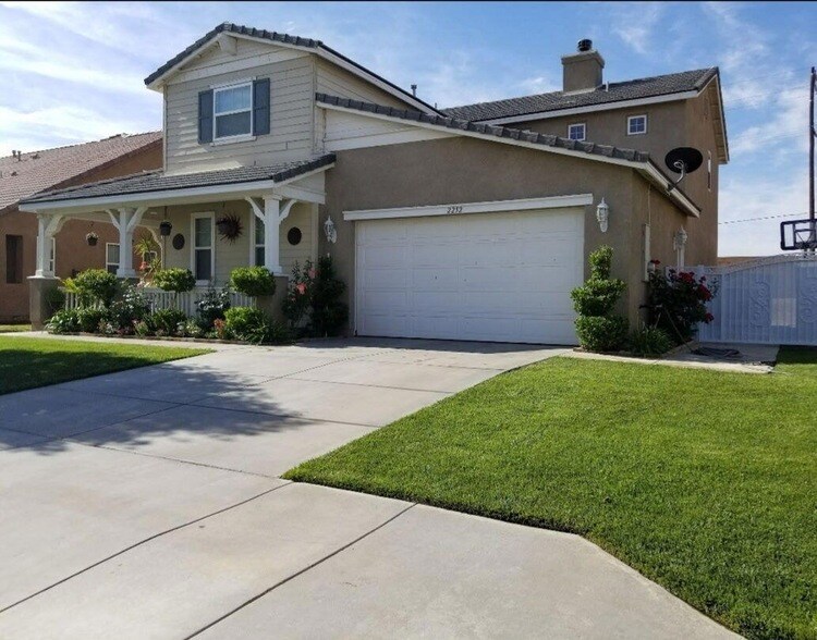 2252 Cypress St in Lancaster, CA - Foto de edificio