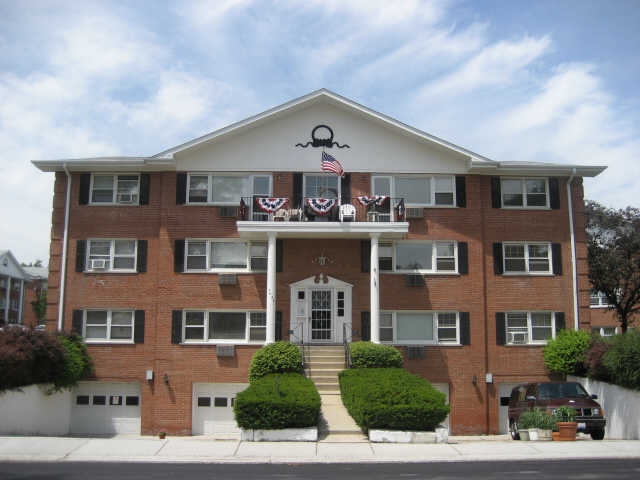 Colonial Court Apartments in Hickory Hills, IL - Building Photo - Building Photo