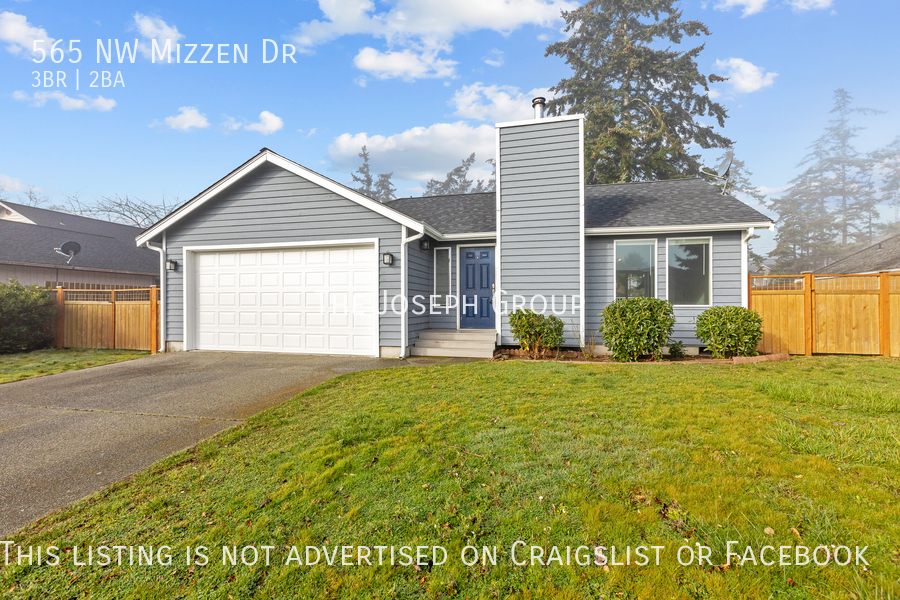 565 NW Mizzen Dr in Oak Harbor, WA - Building Photo