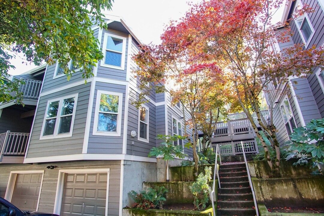 212-236-236 SW Meade St in Portland, OR - Building Photo