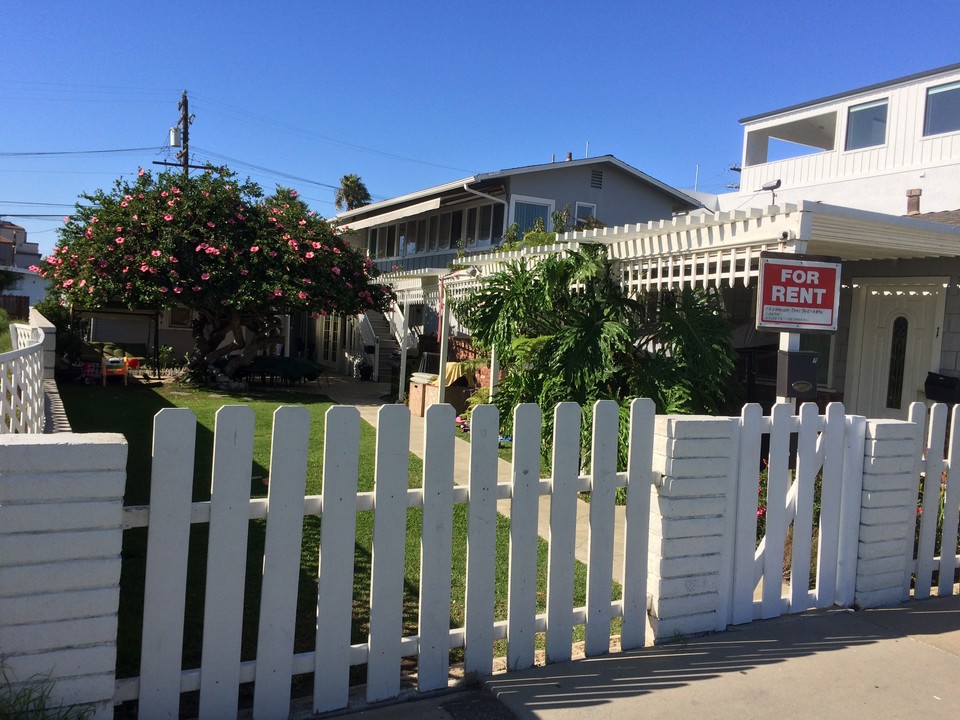 Huntington Villas in Huntington Beach, CA - Building Photo