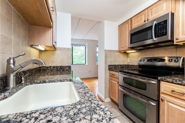 1935 Commonwealth Ave, Unit 603 in Auburndale, MA - Foto de edificio - Building Photo