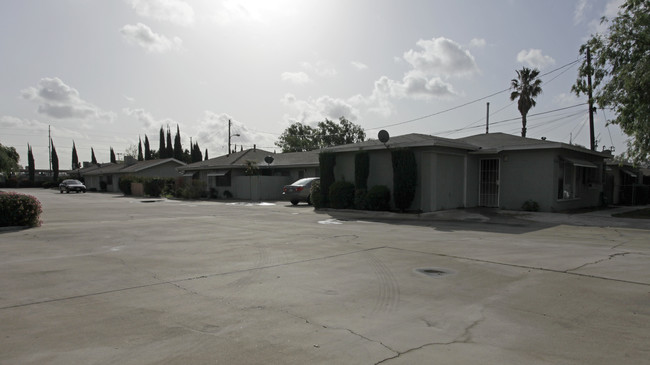 10201-10221 Almond Ave in Fontana, CA - Building Photo - Building Photo