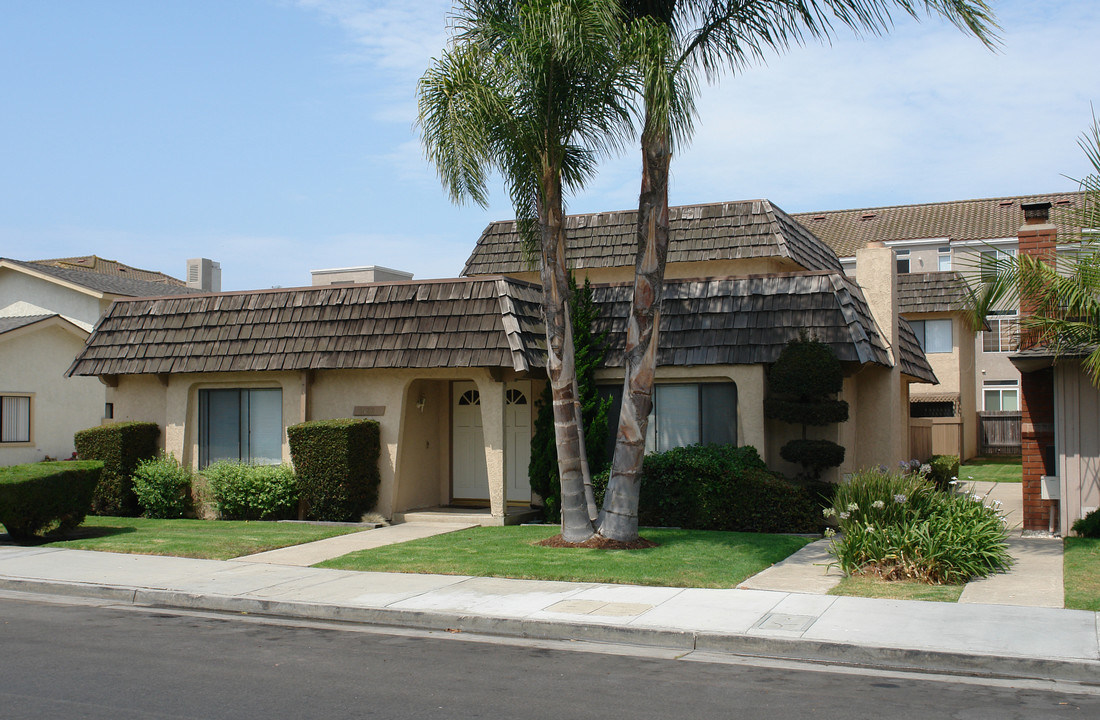 16881 Sims St in Huntington Beach, CA - Building Photo