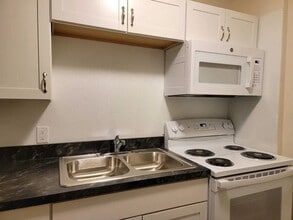 675 E Main St, Unit B2 in Ephrata, PA - Foto de edificio - Building Photo