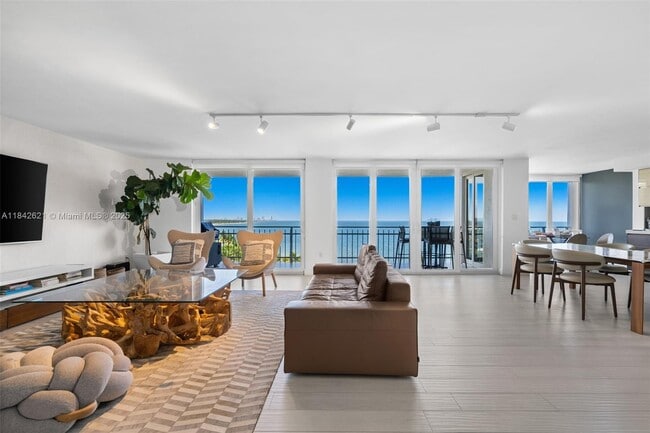 600 Grapetree Dr in Key Biscayne, FL - Building Photo - Building Photo