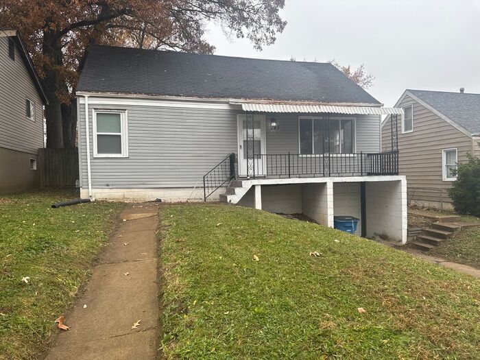 145 N Harvey Ave in Ferguson, MO - Building Photo