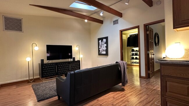 26065 Adamor Rd in Calabasas, CA - Foto de edificio - Building Photo