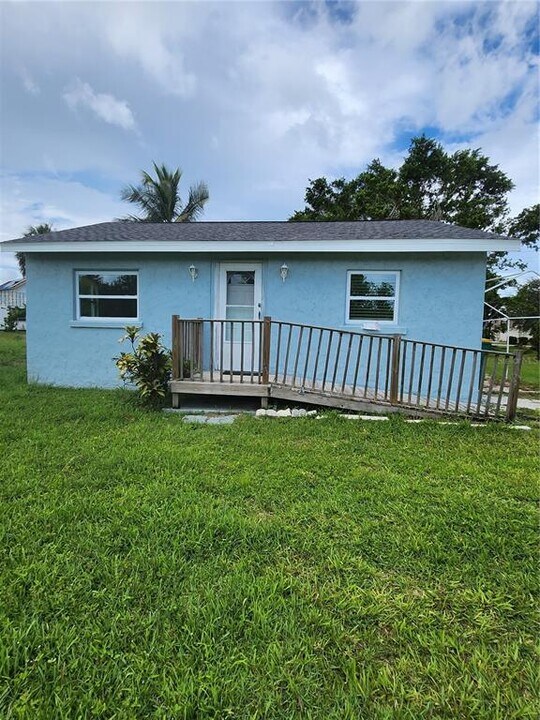 1727 Taylor Rd in Punta Gorda, FL - Building Photo