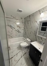 107-13-107220 220th St in Queens, NY - Foto de edificio - Building Photo