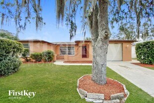 7820 Chalafonte Dr in Port Richey, FL - Building Photo