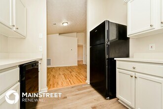 3865 Cress Way Dr, Unit 817 College St #2 in Decatur, GA - Foto de edificio - Building Photo