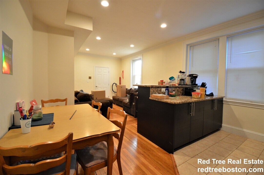 79 Thatcher St, Unit 101 in Brookline, MA - Building Photo
