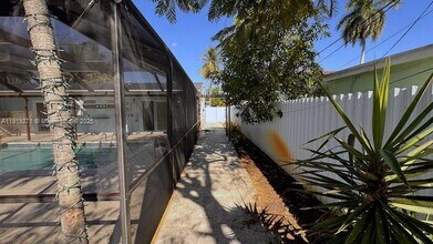 6980 Scott St in Hollywood, FL - Foto de edificio - Building Photo