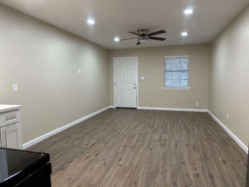 135 W Monroe St in Kountze, TX - Foto de edificio