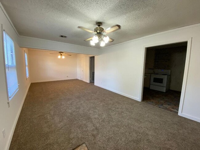 329 E Cottonwood Ave in Enid, OK - Building Photo - Building Photo