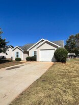 100 Coronation Dr in Bonaire, GA - Building Photo