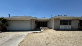 475 S Walnut St in Hemet, CA - Building Photo
