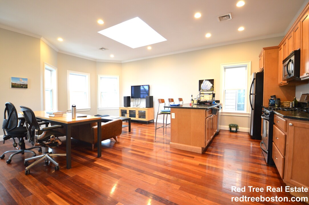 10 Bristol St, Unit 3 in East Cambridge, MA - Foto de edificio