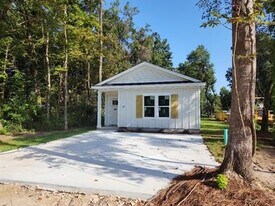 118 Navajo Trail in Crawfordville, FL - Building Photo