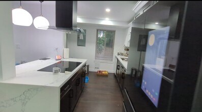 4727 W Lake Sammamish Pkwy SE in Issaquah, WA - Building Photo - Building Photo