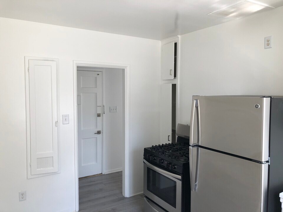 110 E Randolph St in Glendale, CA - Building Photo