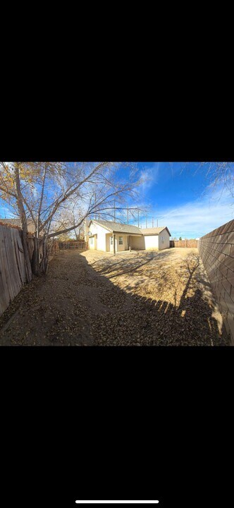 43464 5th St E in Lancaster, CA - Building Photo