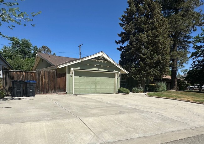 515 Melrose Ct in Tehachapi, CA - Building Photo - Building Photo