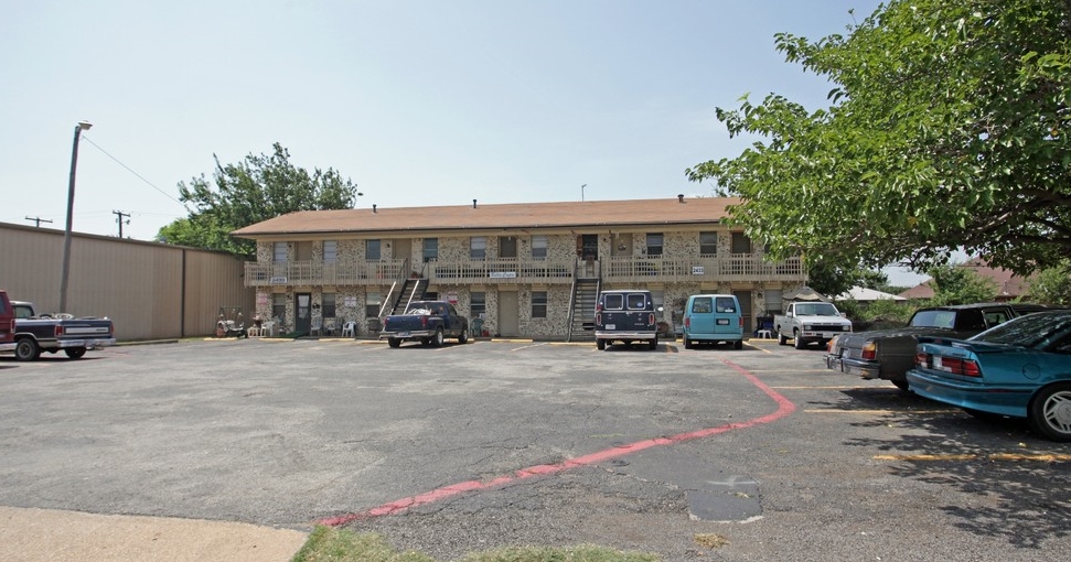 2449 Fort Worth St in Grand Prairie, TX - Foto de edificio