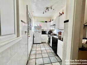60 Egmont St, Unit 1 in Brookline, MA - Foto de edificio - Building Photo
