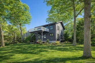 9 Helens Ln in Southampton, NY - Building Photo - Building Photo