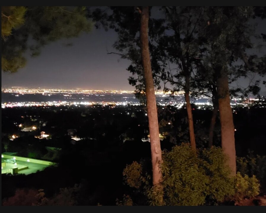 2560 Avenida Del Vista in Corona, CA - Foto de edificio