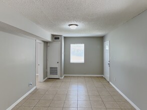 1741 Brewster Rd in Jacksonville, FL - Foto de edificio - Building Photo