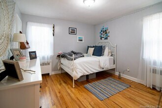 100 Waller Rd in Bridgeport, CT - Foto de edificio - Building Photo