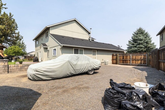 2253 NW Oak Ct in Redmond, OR - Building Photo - Building Photo