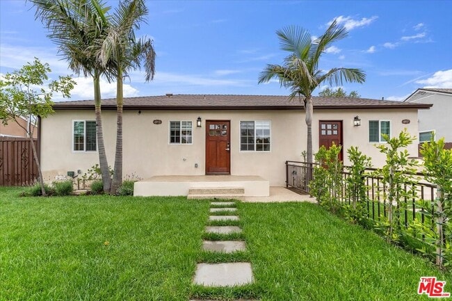 6915 Encino Ave in Los Angeles, CA - Building Photo - Building Photo