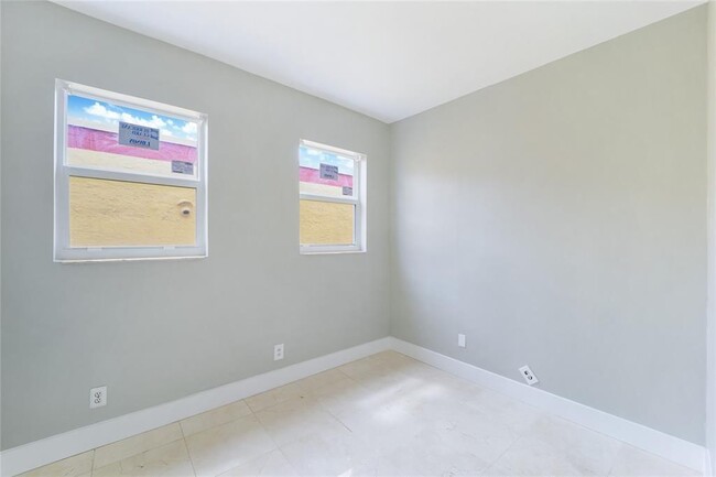 1320 Drexel Ave, Unit 303 in Miami Beach, FL - Foto de edificio - Building Photo