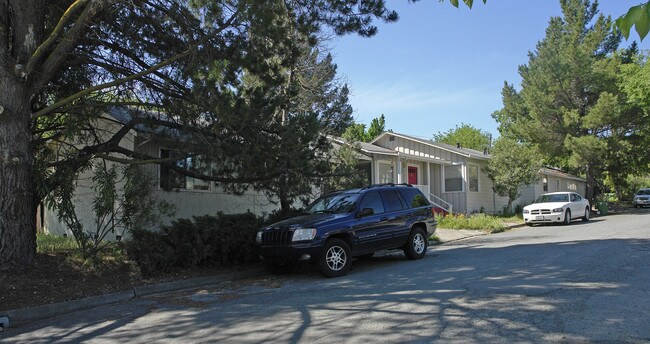 703-705 Picnic Ln in Walnut Creek, CA - Foto de edificio - Building Photo