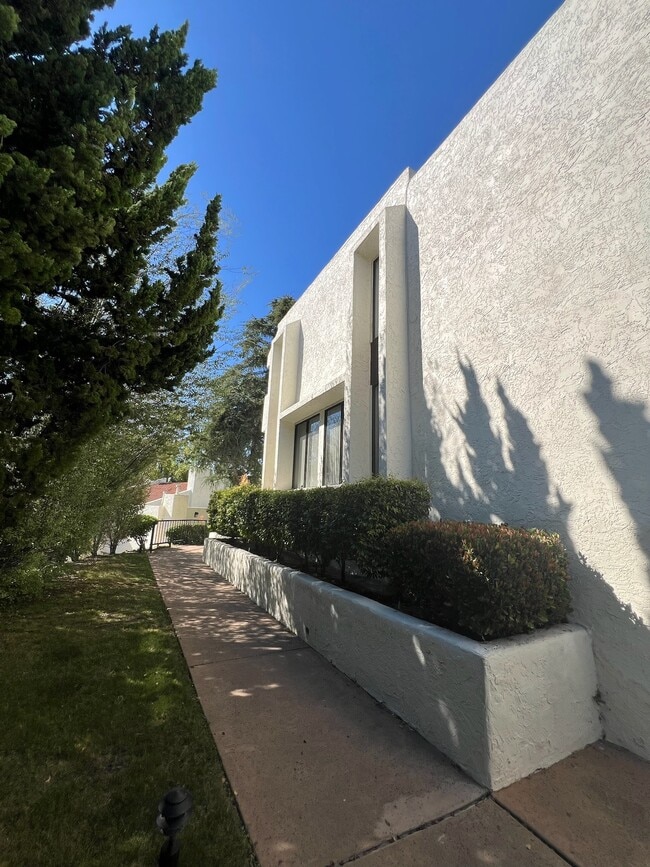 6818 Caminito del Greco in San Diego, CA - Foto de edificio - Building Photo