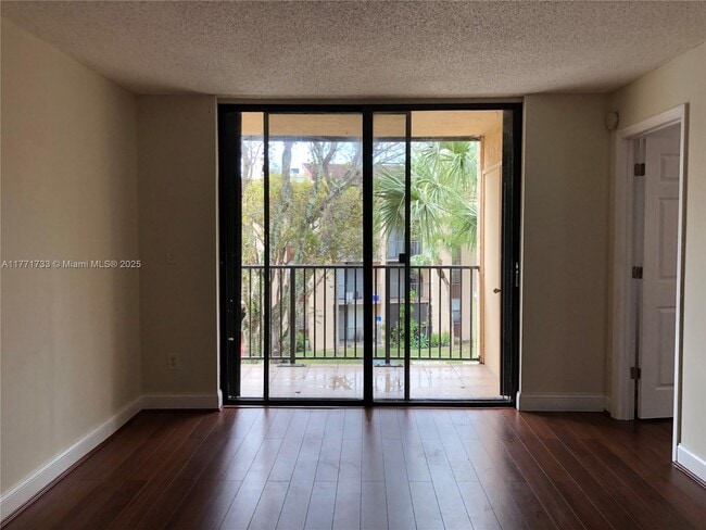 14301 N Kendall Dr in Miami, FL - Building Photo - Building Photo