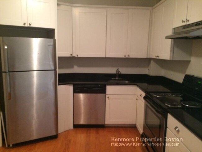 1728 Beacon St, Unit 1 in Brookline, MA - Building Photo - Building Photo