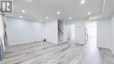 104 Huntingdale Blvd in Toronto, ON - Building Photo - Building Photo