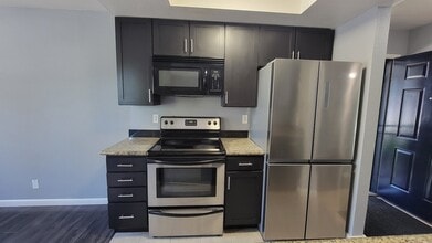 945 Fletcher Ln in Hayward, CA - Building Photo - Building Photo