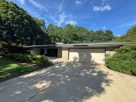 2015 S Point Rd in Belmont, NC - Building Photo