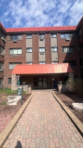 2021 S Wolf Rd, Unit 405 in Hillside, IL - Building Photo - Building Photo