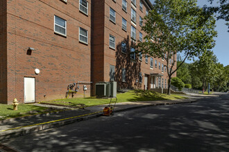 Centennial Hall in Danbury, CT - Foto de edificio - Building Photo