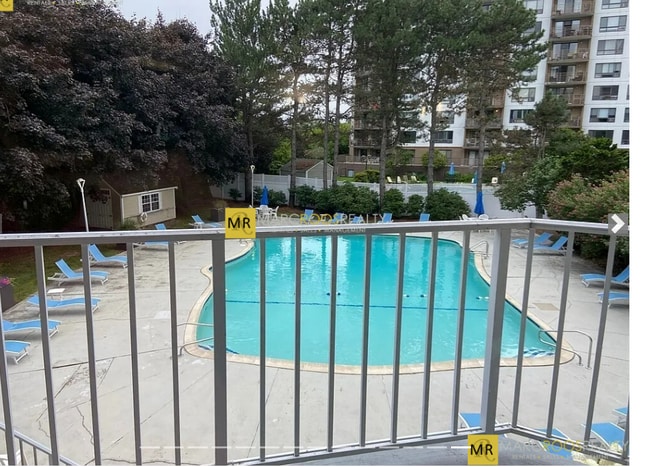 131 Coolidge Ave, Unit 122 in Watertown, MA - Foto de edificio - Building Photo